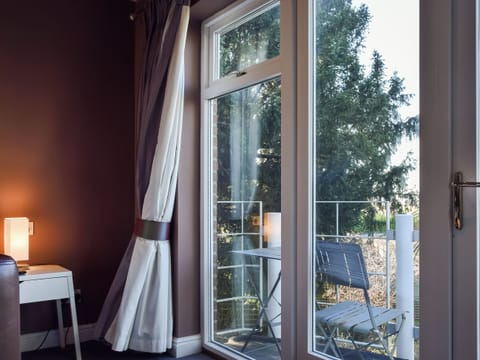 Double bedroom | Redwood House, Hoby