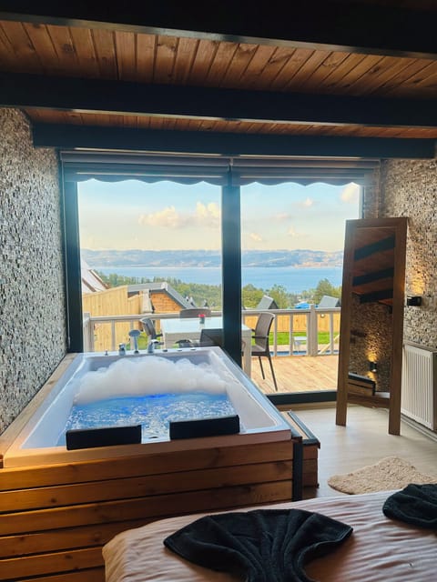 Superior Bungalow, Lake View | Jetted tub