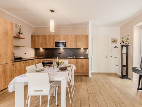 Cloud, Sky, Building, Plant, Window, Property, Green, House, Land Lot, Tree