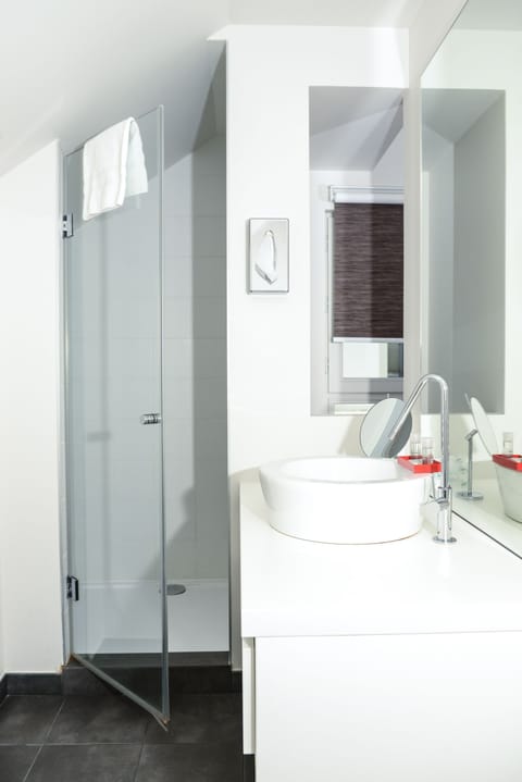 Premium bedding, in-room safe, desk, blackout drapes