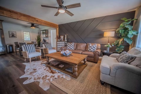 Parkside Place~ Minutes to Downtown Acworth & Kennesaw | 10 minutes to Lake Point Sports Complex | Fenced Yard | Patio 