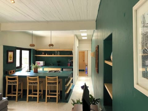 Pasillo de acceso a habitación 1 y baño 1 con tragaluz