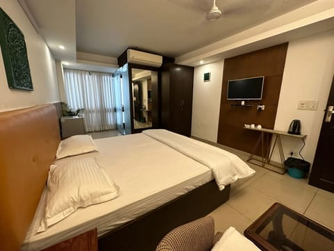 Basic Double Room | Desk, soundproofing, free WiFi