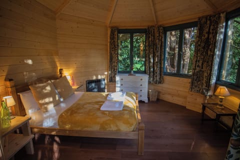 Deluxe Cabin, Garden View | Individually furnished, bed sheets