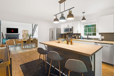 Enjoy the three-person breakfast bar