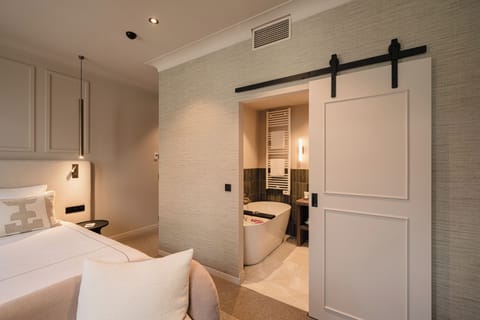 Junior Suite | In-room safe, desk, blackout drapes, soundproofing