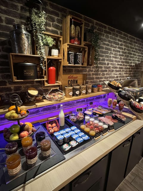 Daily continental breakfast (EUR 14.90 per person)