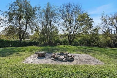 Enjoy our fire pit in the spacious backyard! For your convenience, we kindly ask that you purchase firewood from one of the local stores. We do not provide wood.