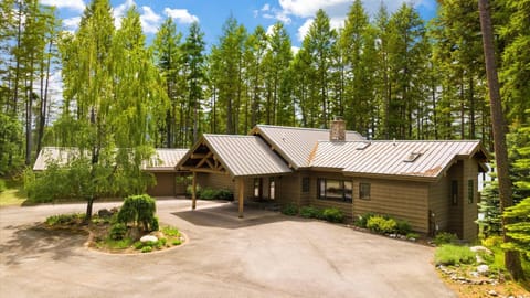 The Mountain Shadow Lodge (7645)