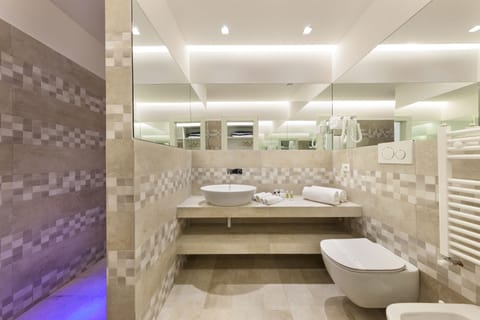 Camera Classic, patio | Bathroom | Jetted tub, rainfall showerhead, free toiletries, hair dryer