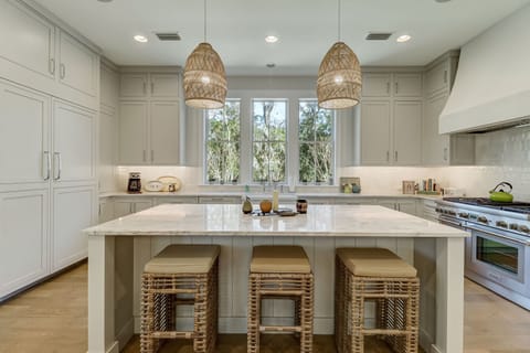 Extra Seating at Bar for Quick Meals