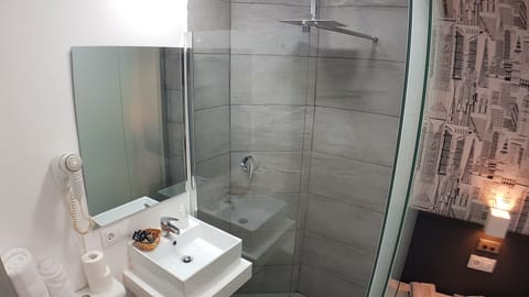 Economy Double Room | Bathroom | Shower, free toiletries, hair dryer, towels