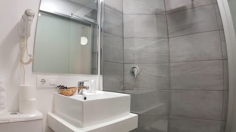 Economy Double Room | Bathroom | Shower, free toiletries, hair dryer, towels