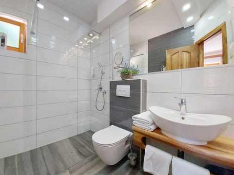 Shower, free toiletries, hair dryer, towels