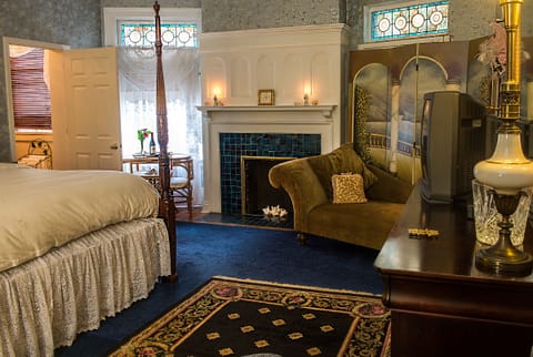 Premium Room, 1 King Bed (Mrs. Boggs Suite) | Premium bedding, free WiFi, bed sheets