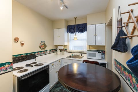 Basic Room, 1 King Bed (Executive Suite) | Private kitchen