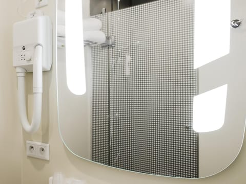 Premium Room, 1 Double Bed | In-room safe, desk, soundproofing, iron/ironing board