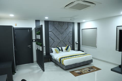 Luxury Room | Iron/ironing board