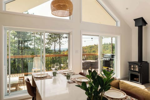 Depuis la cuisine ou le salon, accédez à la terrasse et profitez de la vue.