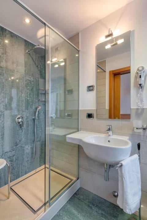 Single Room | Bathroom | Towels, toilet paper