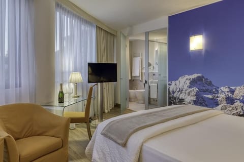 Junior Studio Suite | Desk, laptop workspace, free WiFi