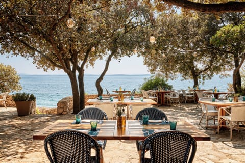 4 restaurants; breakfast, lunch, and dinner served