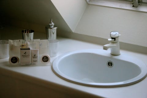 Double Room | Bathroom | Combined shower/tub, designer toiletries, hair dryer, bathrobes