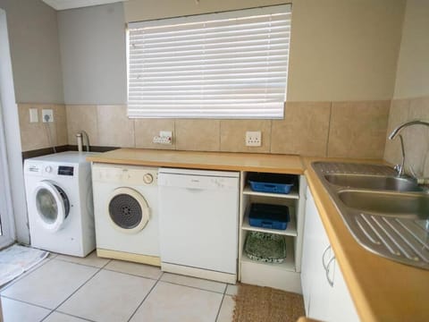 Apartment, 4 Bedrooms, Smoking, Patio | Interior