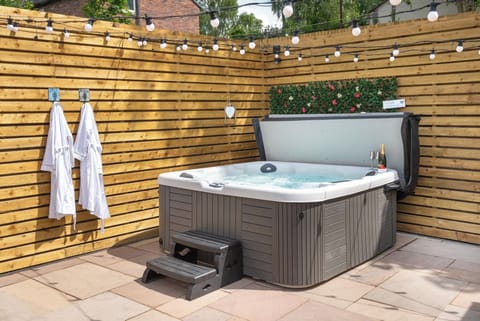 Cottage | Outdoor spa tub
