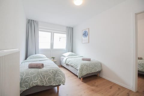 Bedroom 1 | 2 comfortable single beds with wardrobe