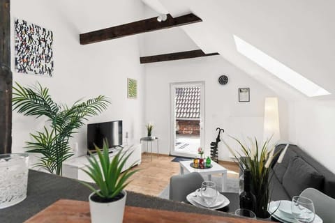 Das Apartment verfügt über einen Wohn-, Ess- und Küchenbereich, der offen gestaltet ist. In dem Wohnzimmer befindet sich die Schlafcouch, auf der ein weiterer Gast oder 2 Kleinkinder Platz finden.