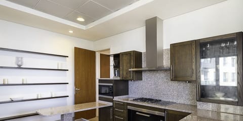 Apartment, Balcony, Sea View | Private kitchen | Electric kettle, toaster