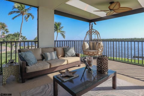 SPECTACULAR MILLION DOLLAR VIEW OF THE BAY FROM YOUR HUGE WRAP AROUND LANAI