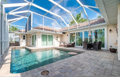 House | 4 bedrooms, desk