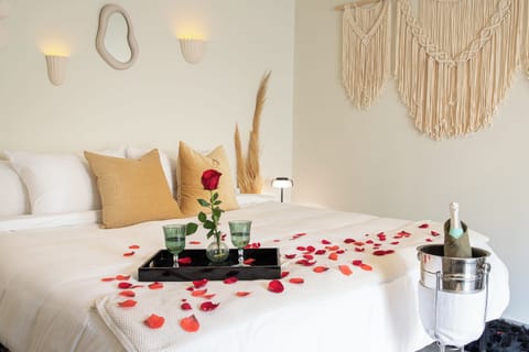 Comfort Room, 1 King Bed | Laptop workspace, iron/ironing board, free WiFi