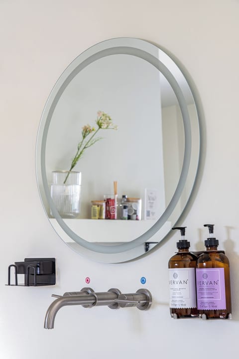 Comfort Room, 1 King Bed | Bathroom