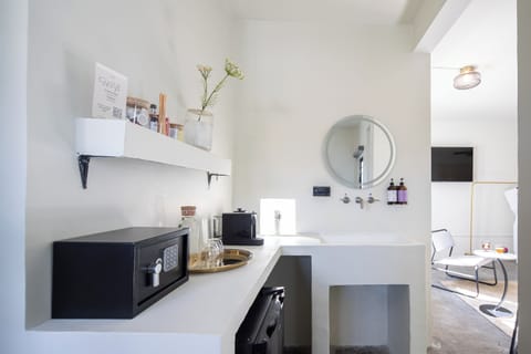 Comfort Room, 1 King Bed | Bathroom