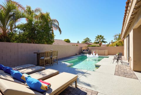 ★ Backyard: Heated Pool + 6-Person Hot Tub