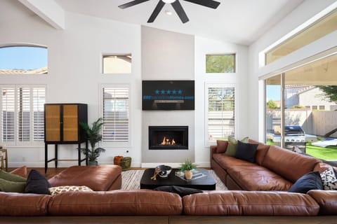 ★ Family Room: Bright Open FloorPlan