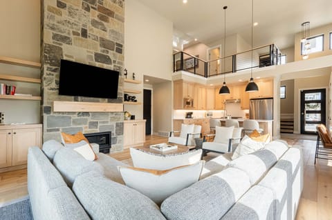 New luxury townhome - sleeps 9