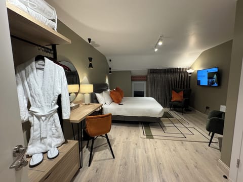 Deluxe Double Room, Ensuite, City View | Laptop workspace, iron/ironing board, WiFi (free)