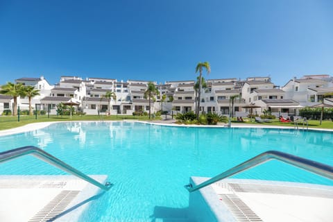 Belle grande piscine 
