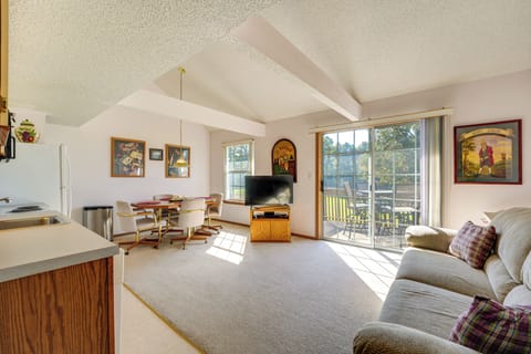 Living Room | Smart TV | Free WiFi