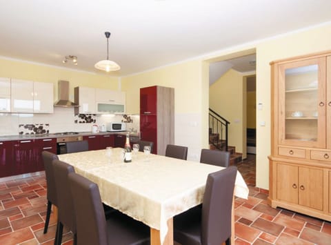 House (Holiday Home Boni) | Living room | 32-inch flat-screen TV with cable channels