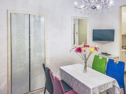 Table, Furniture, Flower, Building, Decoration, Chair, Textile, Lighting, House, Architecture