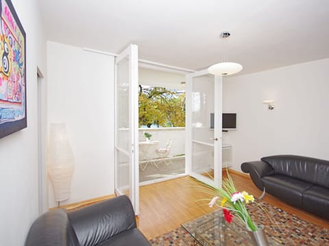 Property, Plant, Picture Frame, Comfort, Interior Design, Houseplant, Floor, Flooring, House