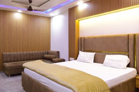 Deluxe Suite | Premium bedding, pillowtop beds, soundproofing, WiFi (free)