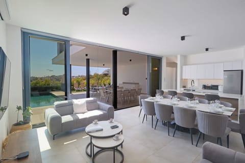 Villa, 5 Bedrooms | Dining room
