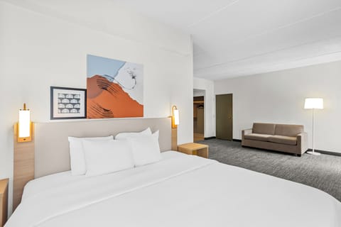 Studio, 1 King Bed | Premium bedding, desk, laptop workspace, blackout drapes