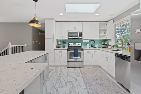 The kitchen is newly updated!